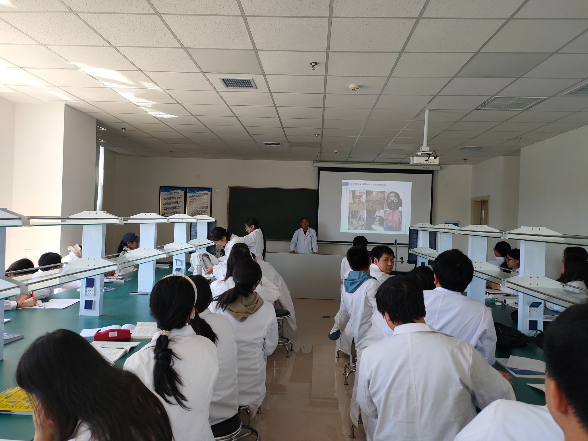 【风采】临床技能学实验教学中心实验室安全教育课堂展示